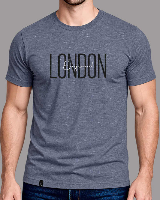 Modelo masculino vistiendo polera London England gris azulado de BRONX, vista frontal.