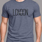 Modelo masculino vistiendo polera London England gris azulado de BRONX, vista frontal.