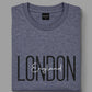 Polera London England gris azulado de BRONX doblada, con estampado visible.