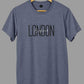 Polera London England gris azulado de BRONX, colgada en percha de madera, con estampado frontal.