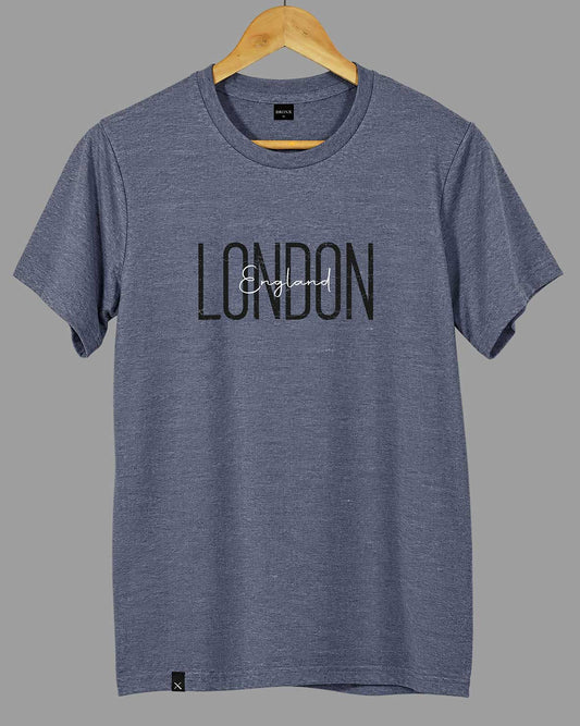 Polera London England gris azulado de BRONX, colgada en percha de madera, con estampado frontal.