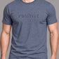 Modelo masculino vistiendo polera Think Positive gris azulado de BRONX, vista frontal.