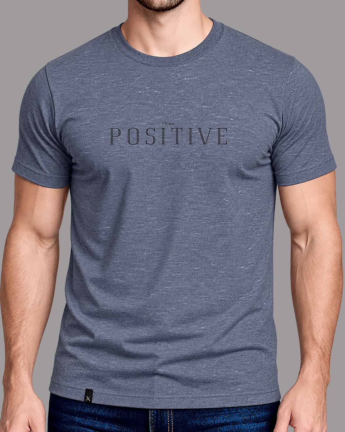 Modelo masculino vistiendo polera Think Positive gris azulado de BRONX, vista frontal.